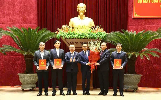 Hòa Bình: Công bố các quyết định về sắp xếp tổ chức bộ máy của hệ thống chính trị và công tác cán bộ