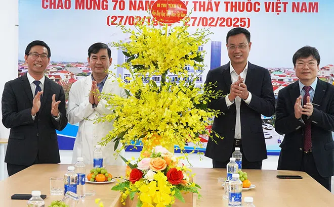 Bí thư Tỉnh ủy Quảng Bình thăm các đơn vị y tế nhân Ngày Thầy thuốc Việt Nam
