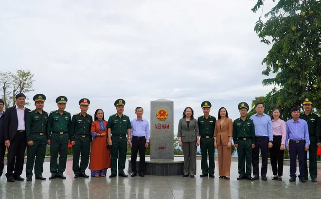 Phó Chủ tịch nước Võ Thị Ánh Xuân thăm, tặng quà tại tỉnh Kon Tum