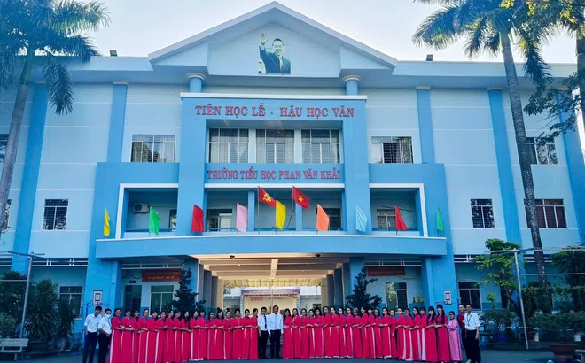 Trường Tiểu học Phan Văn Khải liên tục được trao tặng Bằng khen Tập thể Lao động xuất sắc