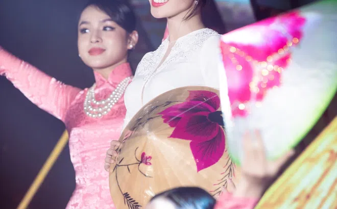 Phương Nhi thi Hoa hậu Quốc tế