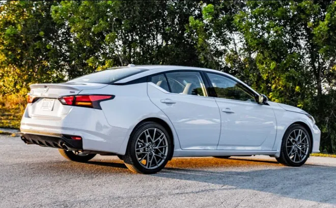 Nissan ra mắt kình địch của Toyota Camry với giá chỉ 628 triệu đồng, có nhiều trang bị cực khủng