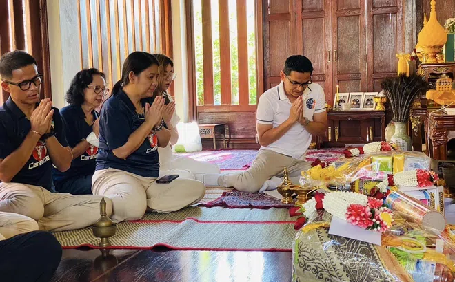 Từ Thái Lan, HLV Kiatisuk có hành động ý nghĩa hướng về HAGL