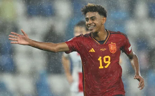 Thần đồng 16 tuổi phá vỡ kỷ lục trên đội tuyển Tây Ban Nha của đàn anh tại Barcelona