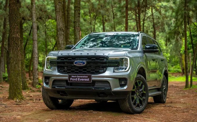 Ford Everest giảm giá sốc gần 150 triệu đồng, làm khó Hyundai Santa Fe và Toyota Fortuner