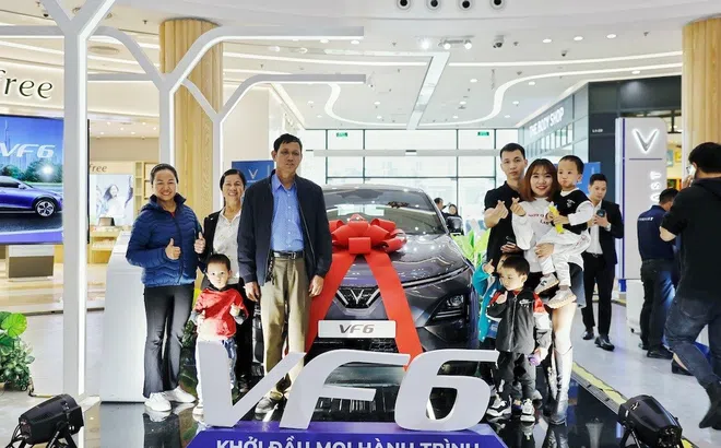 Khách đầu tiên nhận VinFast VF 6: Xe linh hoạt trong phố, mạnh mẽ ngoài đường trường