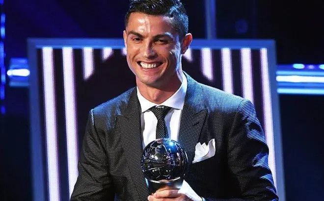 Ronaldo lại gây tranh cãi khi nhận giải hay nhất thế giới