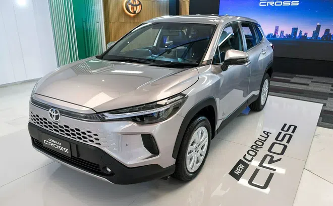 Cận cảnh Toyota Corolla Cross 2024 giá 657 triệu đồng vừa ra mắt: Tổng thể đẹp, mâm xe gây tranh cãi