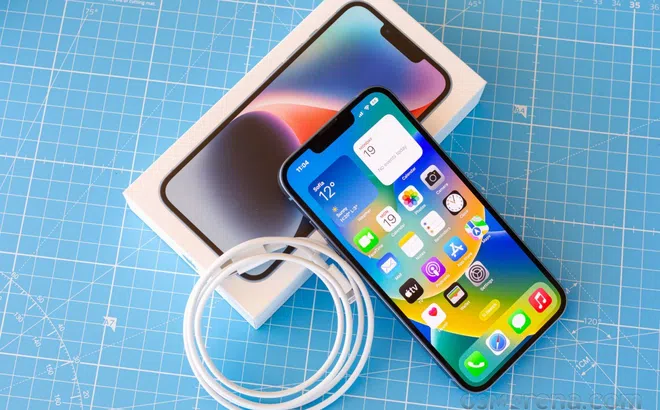 Giá đập hộp iPhone 14 giảm sâu gần 6 triệu đón Quốc tế Phụ nữ 8/3, chiếc iPhone nhỏ gọn được lòng phái đẹp