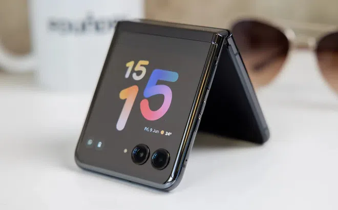 Motorola Razr 50 Ultra lộ diện: Màn hình 6,9 inch, chip Snapdragon 8s Gen 3, đối thủ đáng gờm của Galaxy Z Flip5