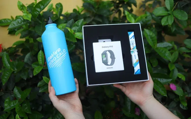 Tiết lộ bí kíp để có một mùa hè Yolo với Galaxy Fit3 x Revive