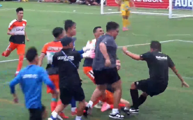 Lao vào đánh trọng tài, đội bóng Việt Nam bị phạt cực nặng