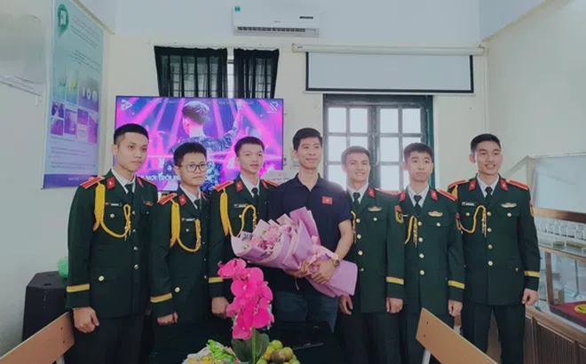 Kỳ lạ người thầy giáo mặc quân phục