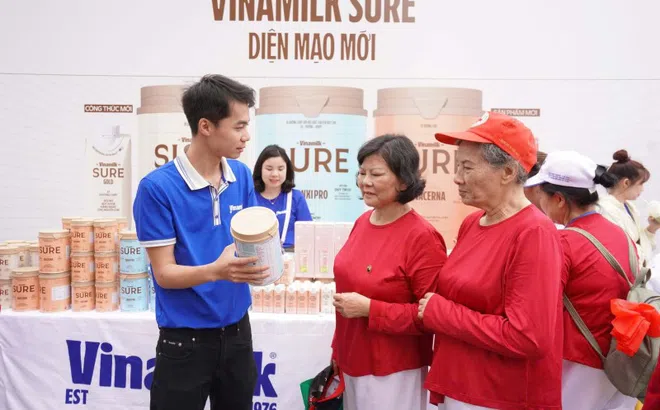 Vinamilk Sure đồng hành tổ chức đồng diễn múa quạt dưỡng sinh, lan tỏa giá trị chăm sóc người cao tuổi