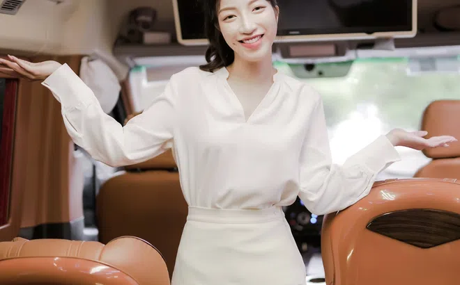 Doanh nhân Lê Thị Bích Ngọc khoe vẻ đẹp trẻ trung và năng động bên dòng xe Limousine cao cấp