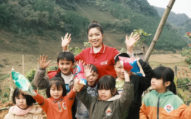 Hoa hậu Đỗ Thị Quỳnh rạng rỡ trong chuyến đi thiện nguyện tại vùng cao