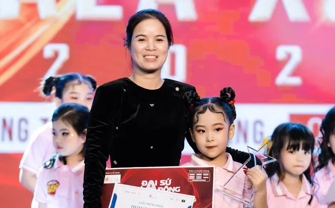 Thí sinh nhí Nguyễn Phan Thục Nghi xuất sắc đoạt giải Gương mặt triển vọng tại Đại sứ mùa đông 2022