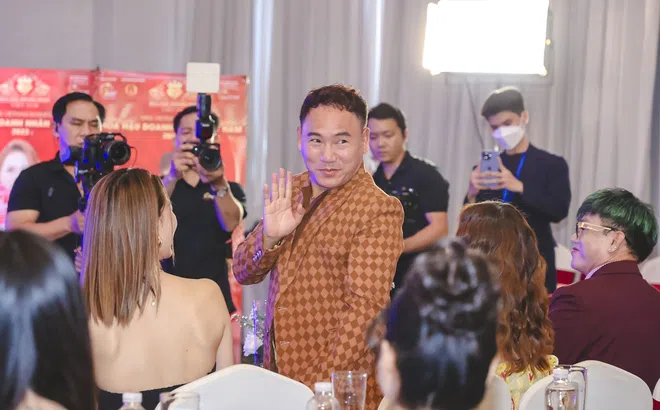 NTK Tony Phạm trở thành nhà tài trợ áo dài cho cuộc thi nhan sắc lớn