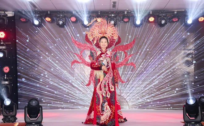 Nữ doanh nhân Nguyễn Thị Yến đấu giá thành công trang phục áo dài của NTK Tommy Nguyễn 150 triệu đồng