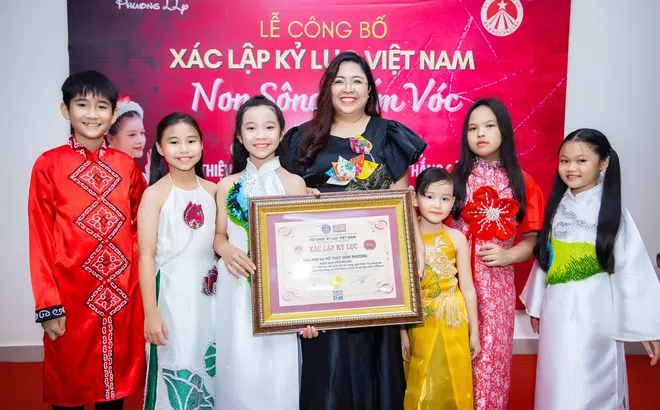 Áo dài 220m của NTK Phương Hồ lập kỷ lục Việt Nam