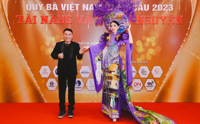 Trang phục áo dài của NTK Tony Phạm được đấu giá 95 triệu đồng tại đêm Thiện nguyện Hoa hậu Quý bà Việt Nam Toàn cầu 2023