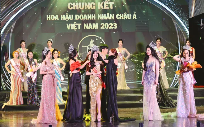 Hoa hậu Đỗ Thị Quỳnh trao vương miện cho người kế nhiệm