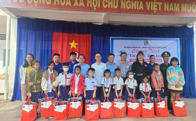 Cà Mau: Tiếp sức đến trường cho học sinh khó khăn tại xã biển Khánh Hội