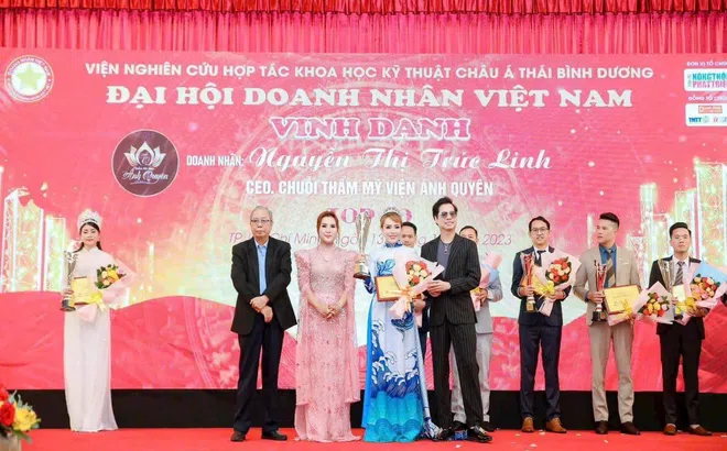 Á hậu Nguyễn Thị Trúc Linh nhận vinh danh tại Đại hội Doanh nhân Việt Nam 2023 