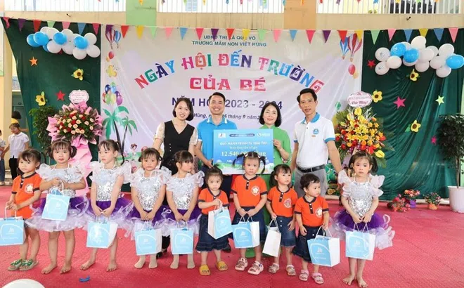 Thêm 12.540.000vnđ từ quỹ “Hành trình từ trái tim” của công ty CP Juno Milk Việt Nam được trao tặng trong lễ khai giản tại trường mầm non Việt Hùng
