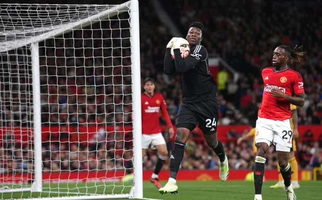 Khán giả MU sững sờ khi xem Onana ôm trọn cầu thủ 2m của Wolves