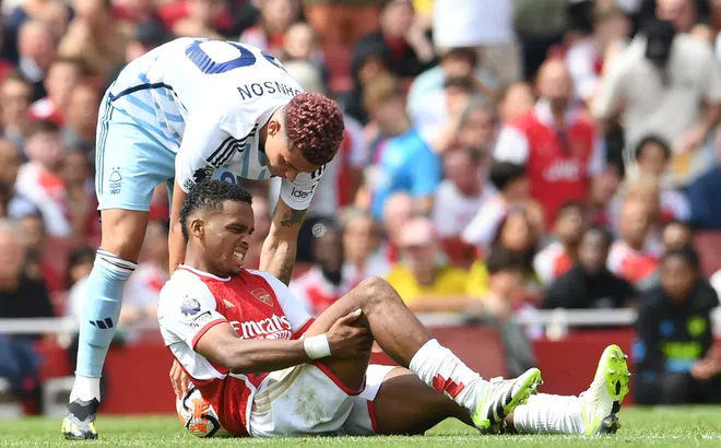 Khó khăn bủa vây, Arsenal từ bỏ 4 mục tiêu để mua gấp hậu vệ cánh
