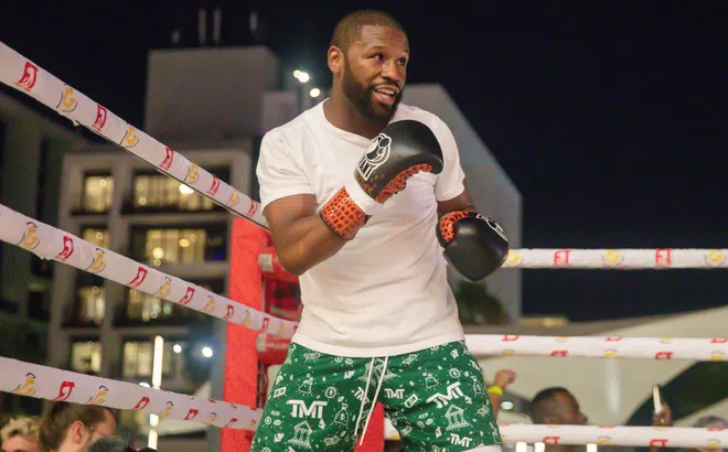 Floyd Mayweather trở lại sàn đấu quyền anh đối đầu nhà vô địch thế giới