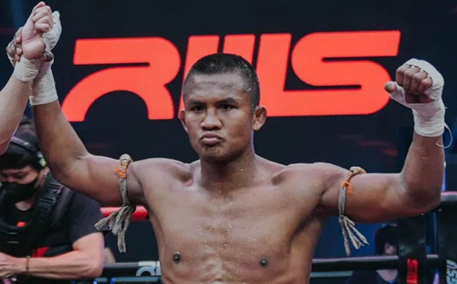 CHẤN ĐỘNG: Một phụ nữ Trung Quốc đạp xe 4,000km để bái sư "Thánh Muay" Buakaw Banchamek