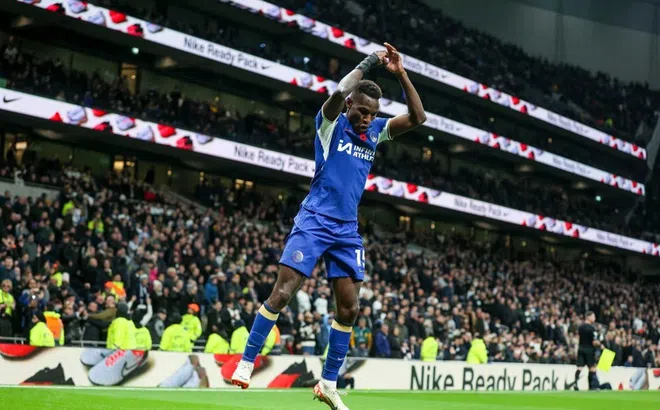 Học theo Ronaldo và Rashford, người hùng Chelsea làm bùng nổ derby London
