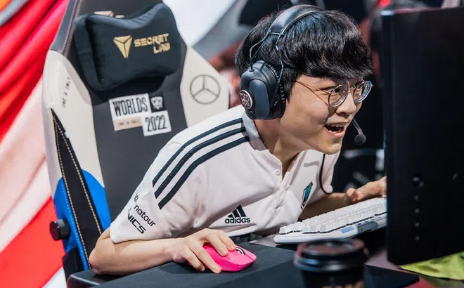 Tuyển thủ ShowMaker chơi bóng cùng Son Heung Min