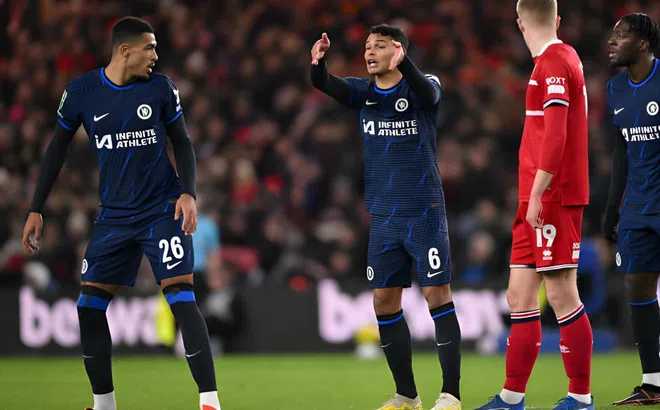 Chelsea thua tức tưởi, cầu thủ phải chạy đến xin lỗi khán giả gấp