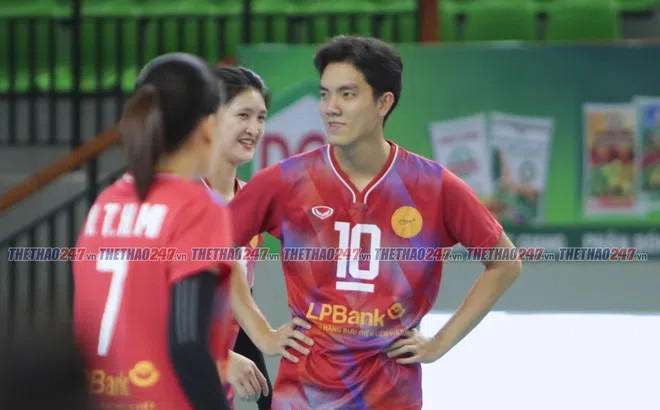 Bích Tuyền bị người hâm mộ 'bao vây'