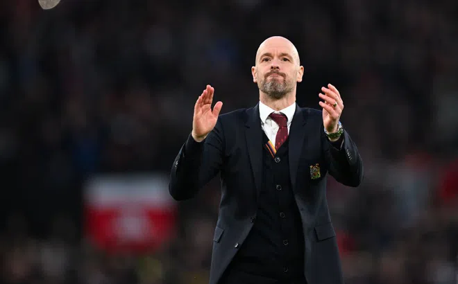 Erik Ten Hag tận hưởng bữa tối mang hương vị của chiến thắng sau khi vượt qua Liverpool