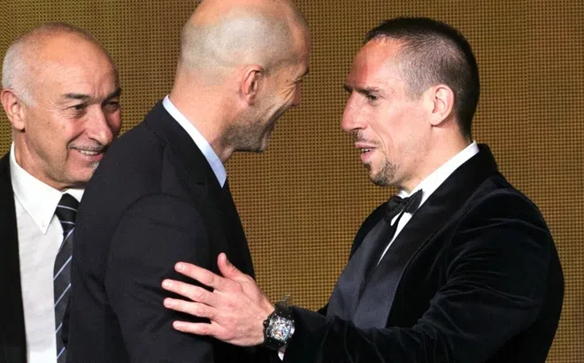 Zidane gia nhập 'ông kẹ' châu Âu, xác nhận luôn trợ lý số 1