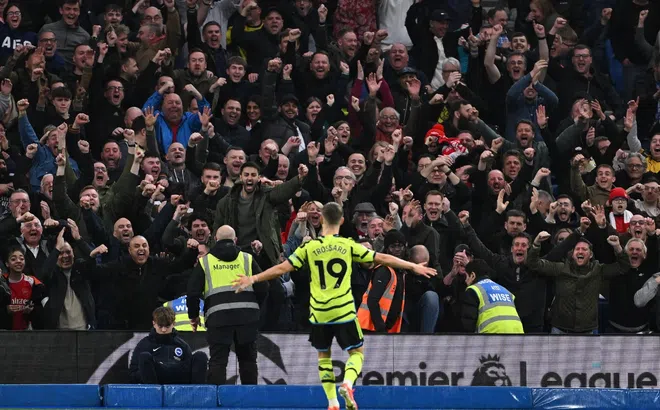 Fan Arsenal mê mẩn với pha ăn mừng bàn thắng của Trossard