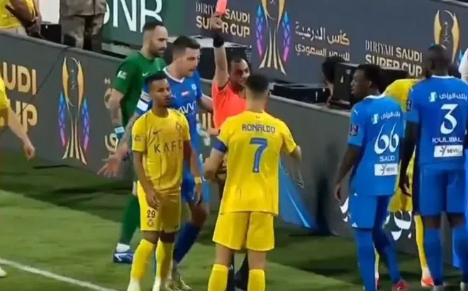 HLV Al Hilal nói thẳng về thẻ đỏ của Ronaldo