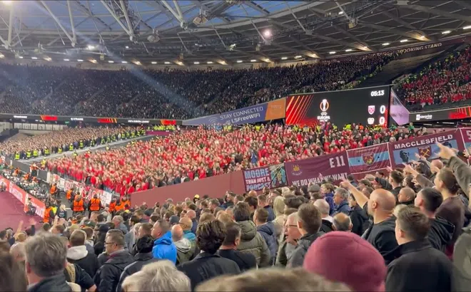 CĐV West Ham thể hiện hành vi không đẹp với CĐV Leverkusen