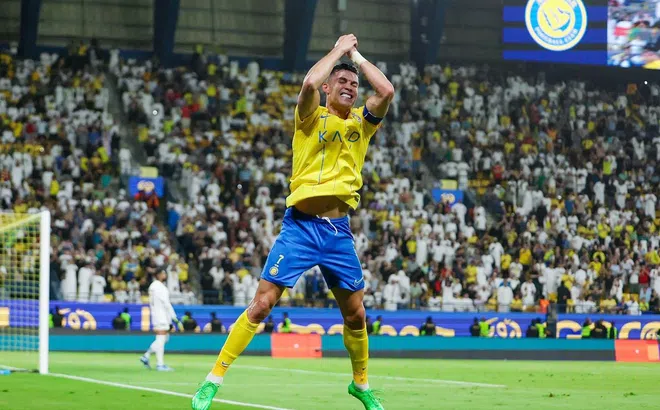 Ronaldo lập kì tích: Lời tuyên chiến của chiến binh già trước EURO