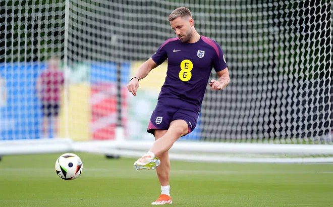 Luke Shaw 'rón rén' trong buổi tập của ĐT Anh trước Euro