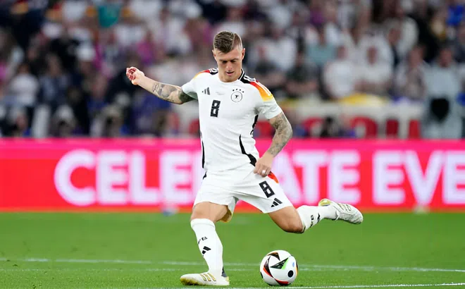 Kroos gây sốt với màn trình diễn trước Scotland