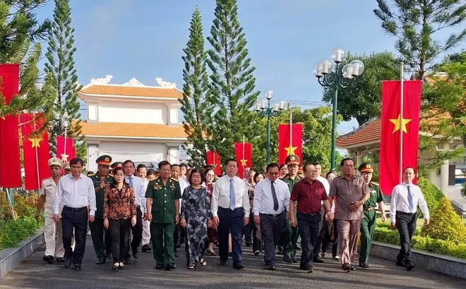 Trưởng ban Tuyên giáo Trung ương dâng hương tại nghĩa trang liệt sĩ Gò Công