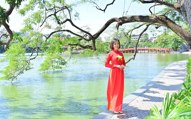 Á hậu Lê Thị Khánh Vân khoe nhan sắc rạng ngời trong tà áo dài truyền thống giữa trời thu Hà Nội