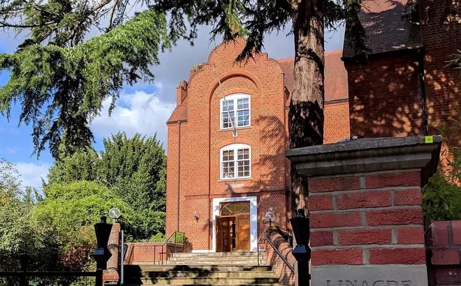 1 trường thuộc ĐH Oxford hủy kế hoạch đổi tên theo nữ tỷ phú Việt Nam