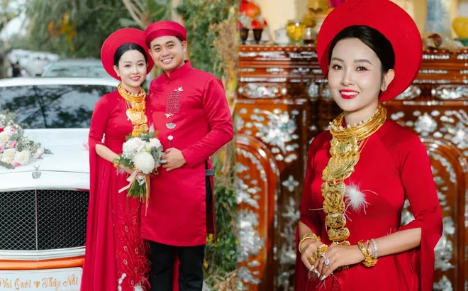 Giá vàng đang chạm đỉnh, 1 cô dâu miền Tây vàng đeo nặng trĩu: Mẹ ruột phải mang thau ra đựng