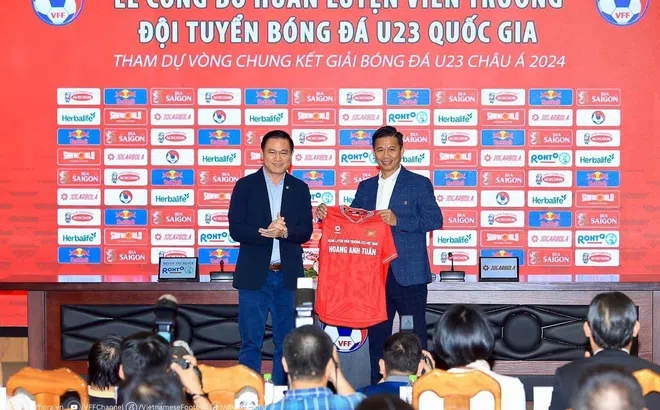 Thực hư mối quan hệ giữa Quang Hải và người thay thế HLV troussiser